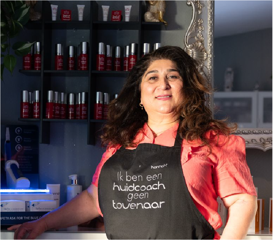 Linda die een schoonheidsbehandeling uitvoert